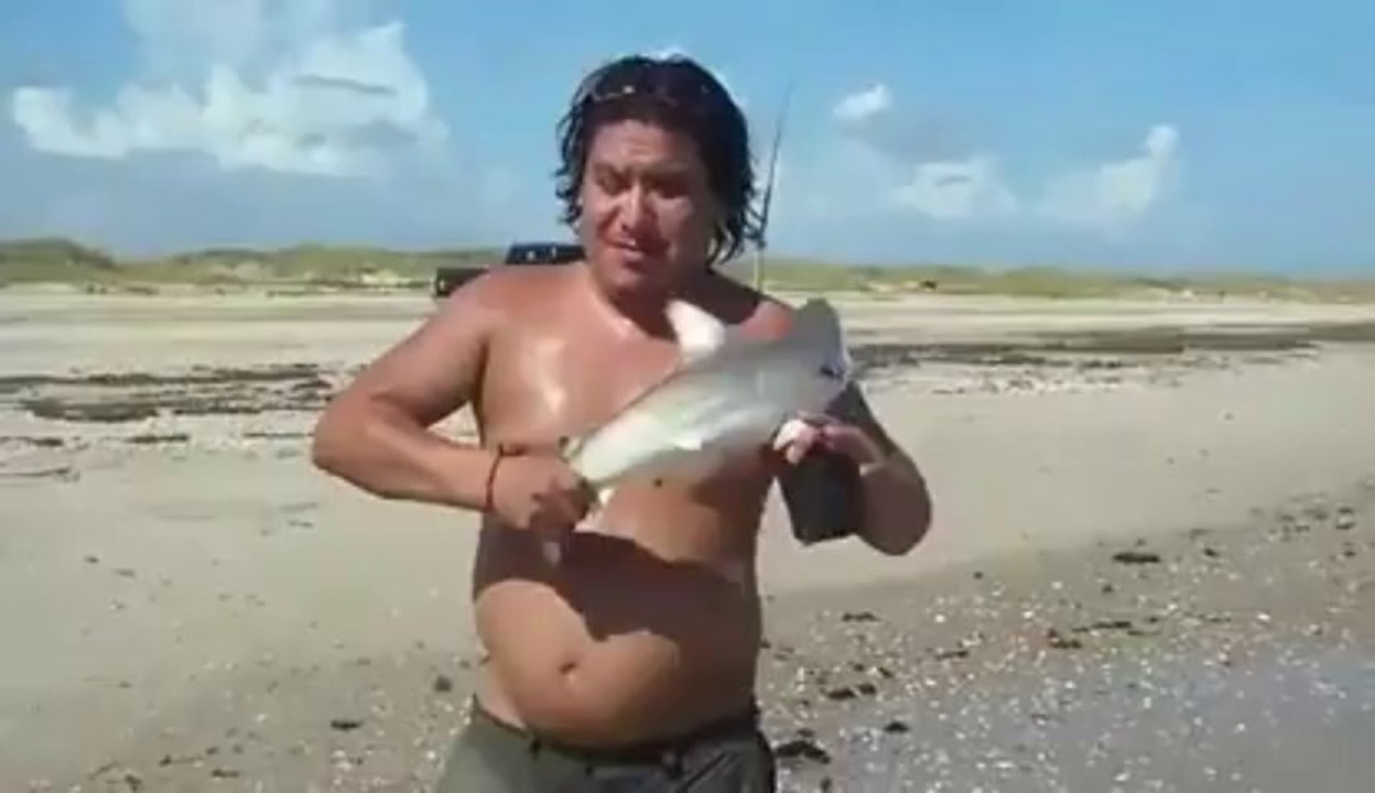 Le gars se fait croquer par un bébé requin! Fail!