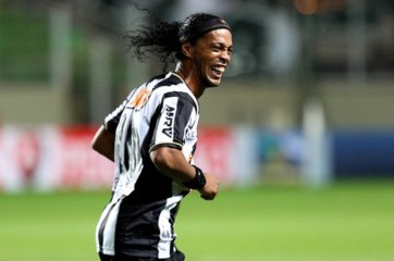 Le superbe doublé de Ronaldinho... sur coup franc !