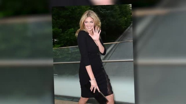 Model of the Year Kate Upton Flaunts Her Famous Figure at the Style Awards