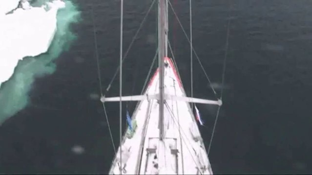 Tara recroise la glace en mer de Sibérie Orientale : Il y a de nouveau des morceaux de glace à l'horizon © A.Deniaud/francetv nouvelles écritures/Thalassa/Tara Expéditions