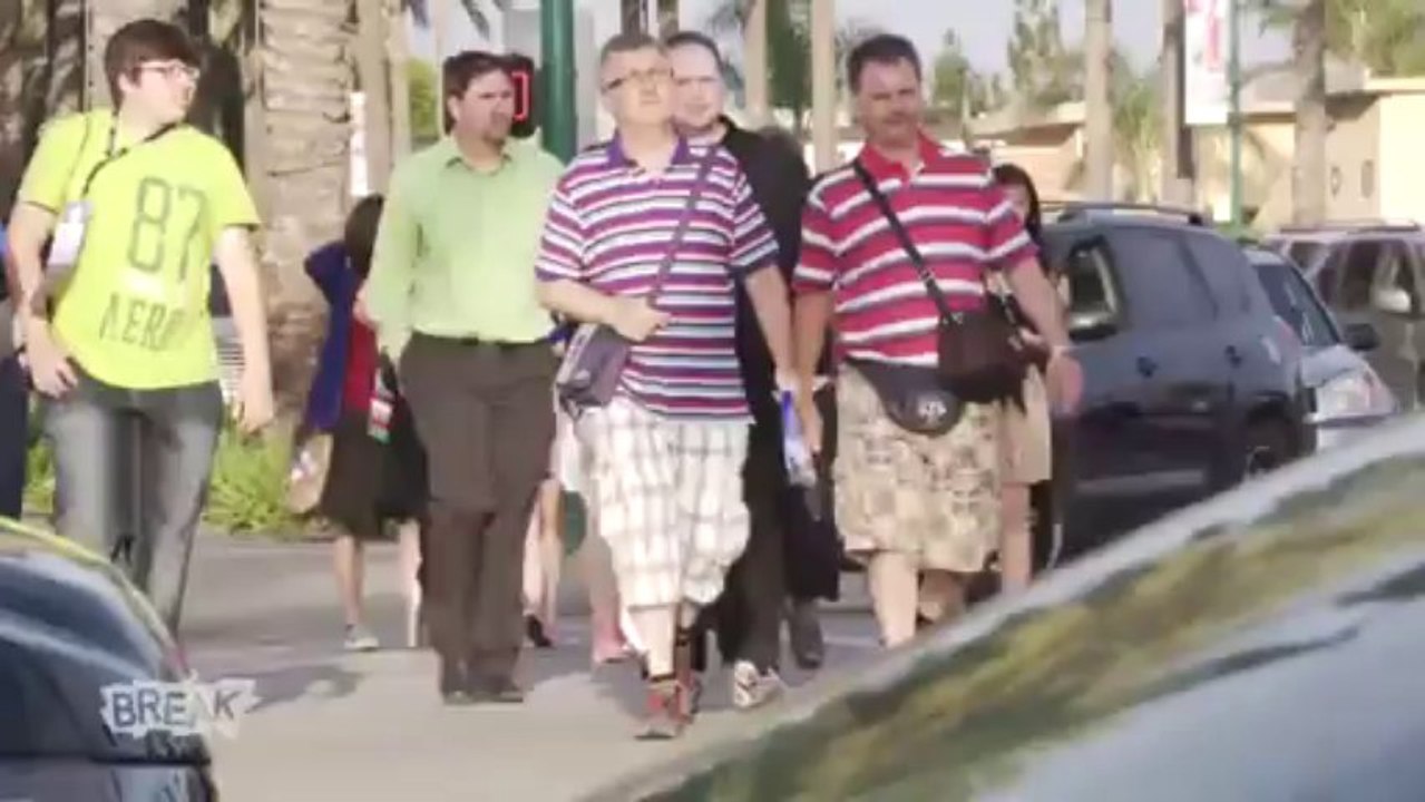 Caméra cachée : en mode voix off de trailer de film. ENORME! A voir absolument