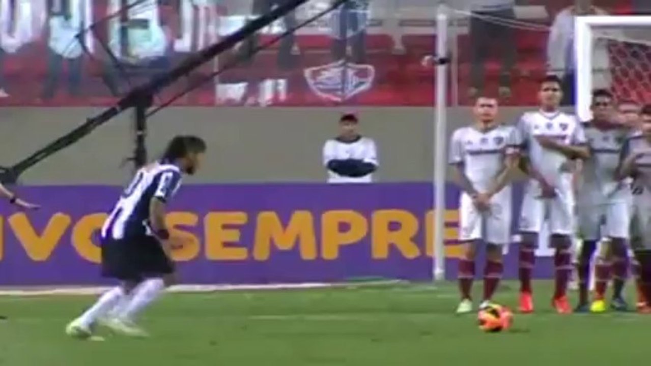 Ronaldinho streichelt zwei Freistöße ins Netz