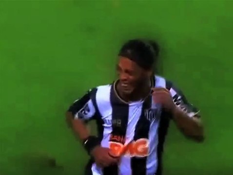 Ronaldinho marque deux superbes coups francs