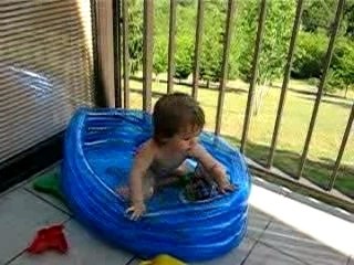 Emma dans la piscine