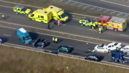 Imágenes: 130 carros colisionan en autopista inglesa debido a intensa neblina