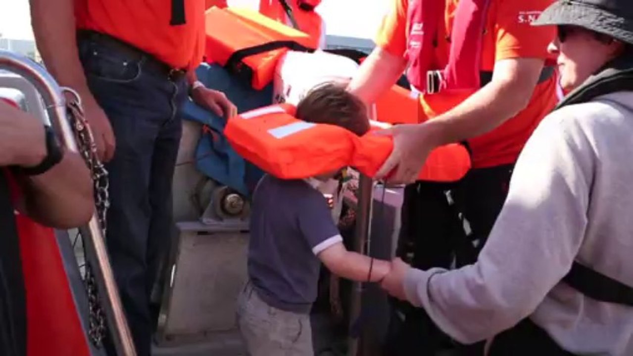 TOM & YOUNI aiment les canots de sauvetage