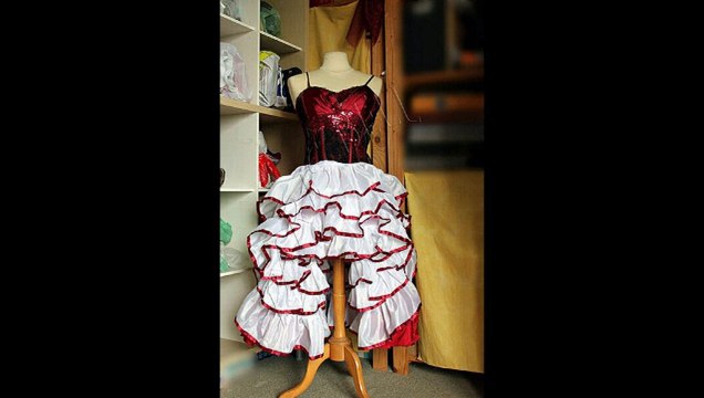 French cancan Paris - cabaret burlesque moulin rouge - spectacle revue parisienne