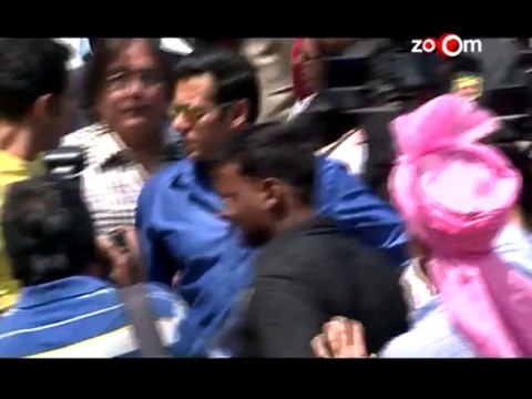 Salman Khan & Shahrukh Khan's fans fight on a social networking site