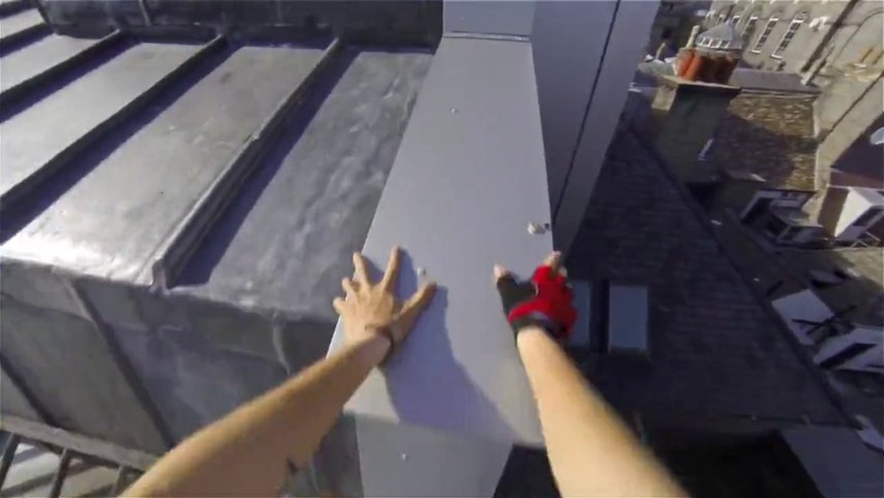 Du parkour sur les toits vu à la première personne (Mirror's Edge Parkour)