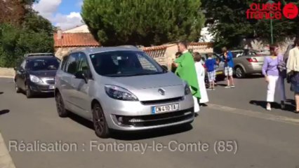 Unique en Vendée - Le curé bénit une centaine de véhicules