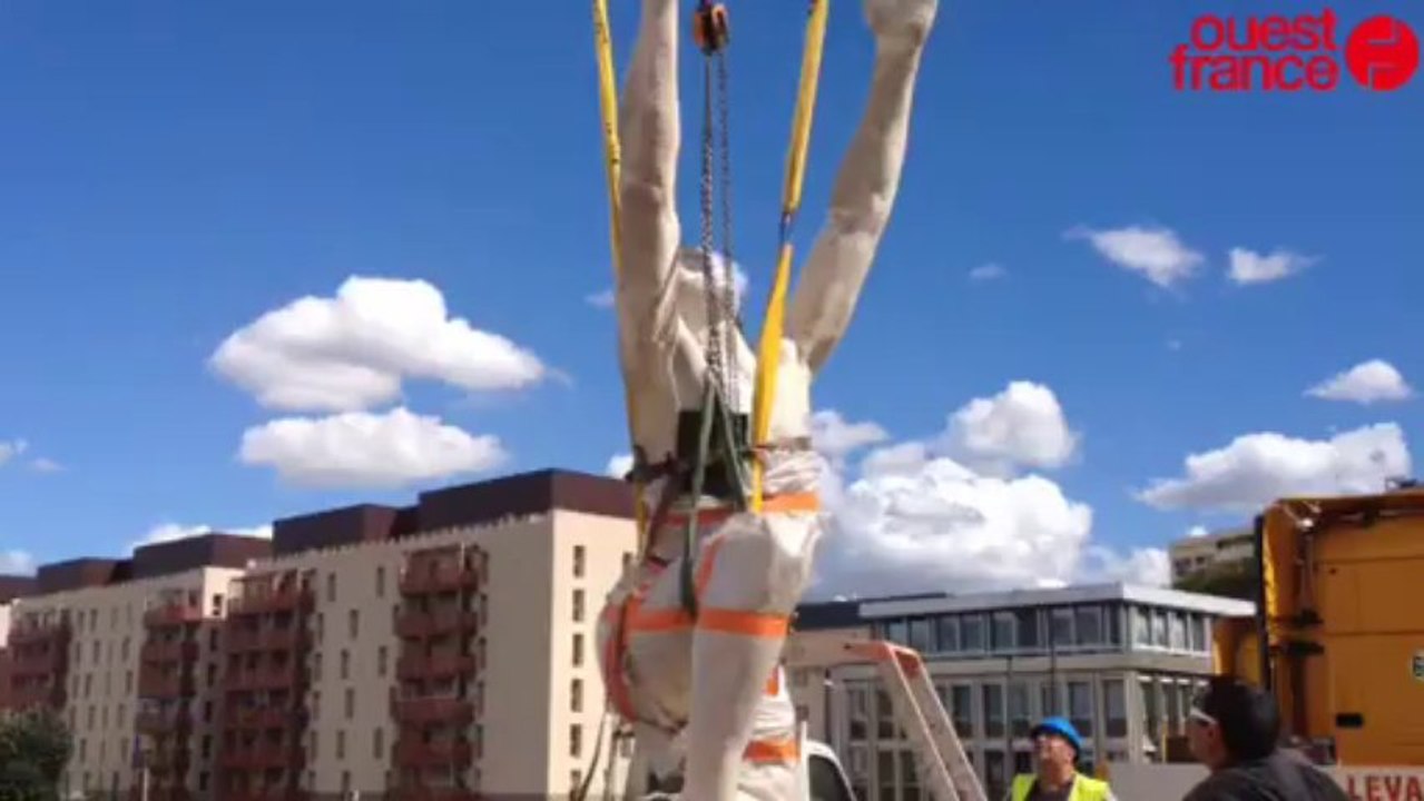 L'Envol - L'arrivée de la statue de L'Envol