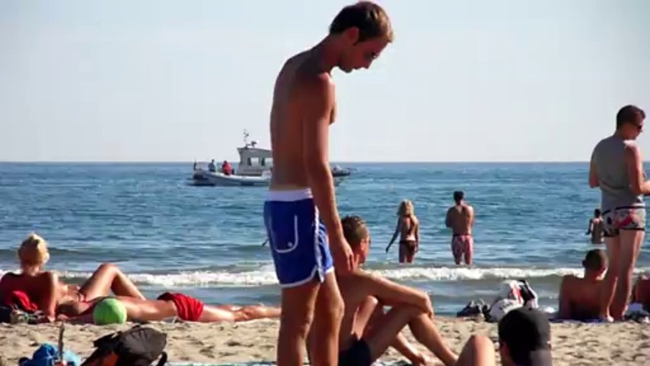 Vidéo des bateaux avec les pompiers qui patrouillent dans la zone des 300 m