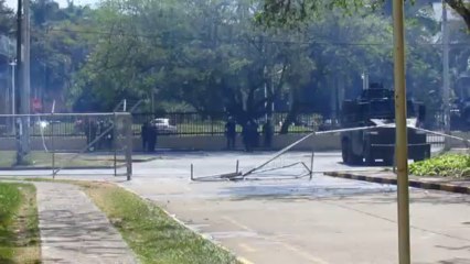 Tropel Univalle 05 Septiembre 2013 (...Y la reja se vino abajo por la Policia)