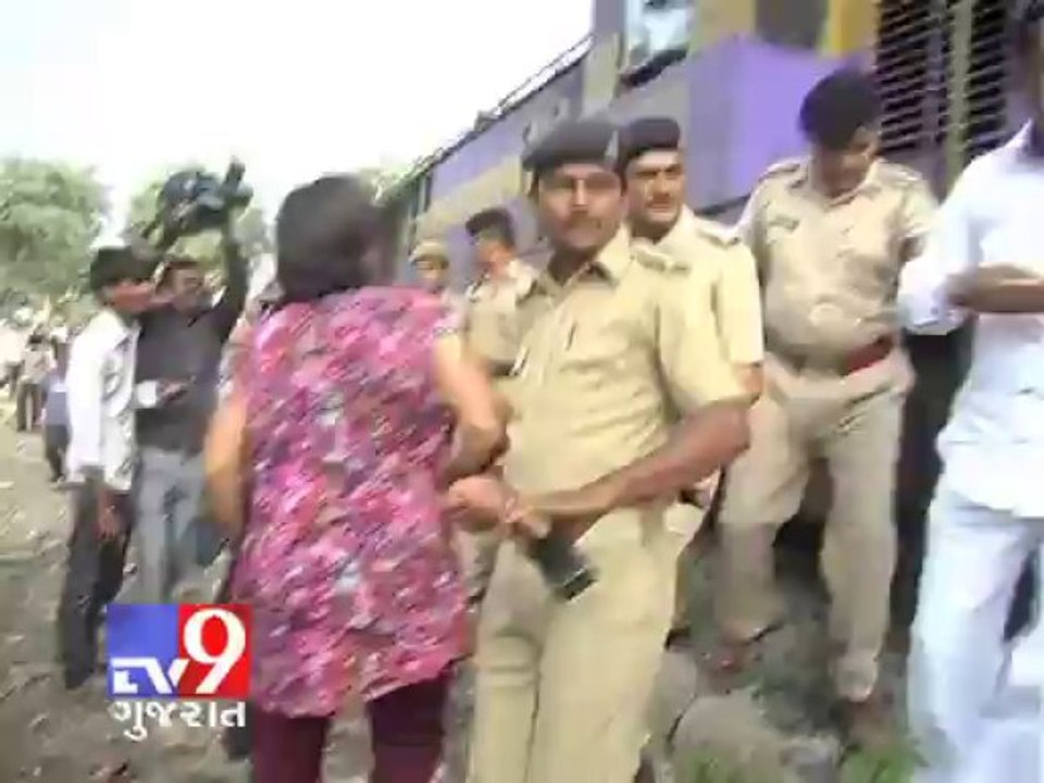 Tv9 Gujarat - Gujarat Bandh : Congress workers stops train in Ahmedabad