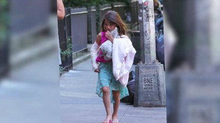 Suri Cruise se casse un bras et n'a pas le droit de donner des fessées
