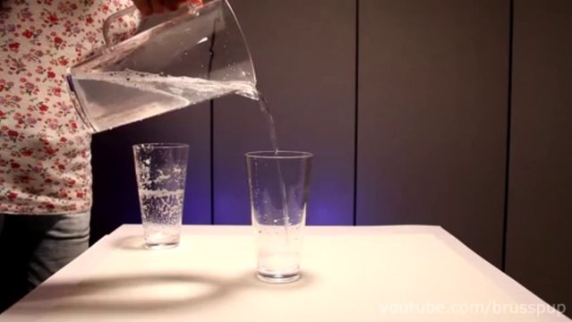 Réaction chimique impressionnante : l'eau devient noire instantanément.