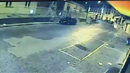 Napoli - Rapinatori uccisi in via Posillipo, il filmato dello scontro -2- (05.09.13)