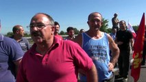 Carinaro (CE) - Indesit, operai bloccano uscita Asse Mediano (05.09.13)
