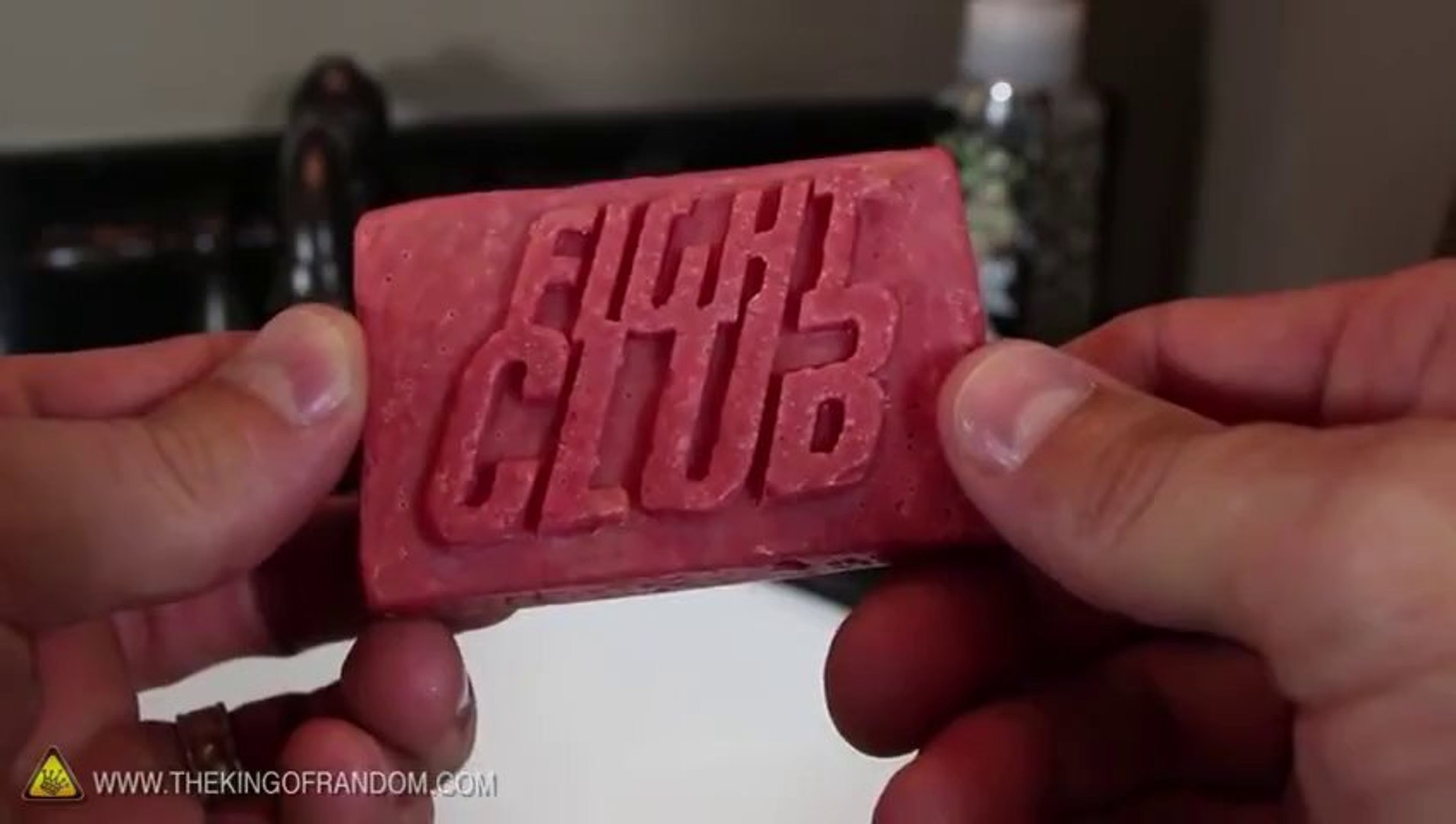 Il fait son propre savon FIGHT CLUB (gras de bacon et pas graisse  humaine...) - Vidéo Dailymotion