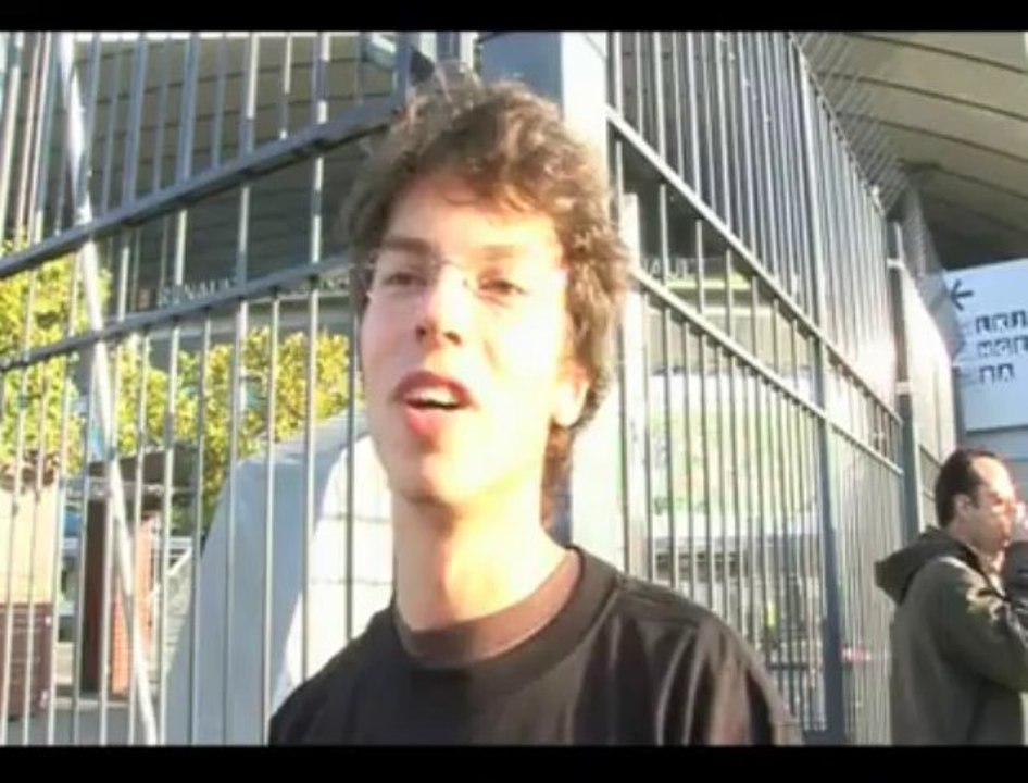 Fans de Police juste avant le concert du groupe anglais au Stade de France.