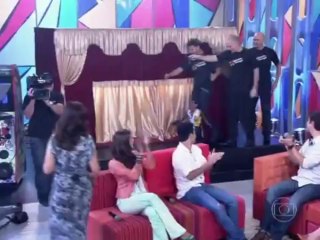 Marionetes de Naldo e Luan Santana dão show