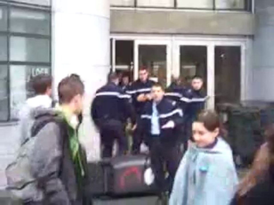 Bousculade devant le Lycée de Bondoufle