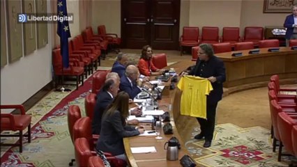 Nuevo 'numerito' de Tardá en el Congreso: regala a Margallo una camiseta independentista