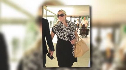 La embarazada Kate Winslet protege su barriga de bebe junto con Ned Rocknroll