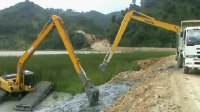 swamp excavator komatsu PC 200 long arm