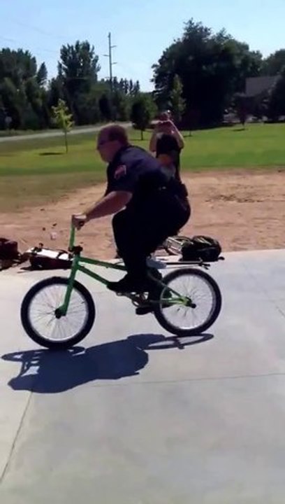 Un policier fait du BMX