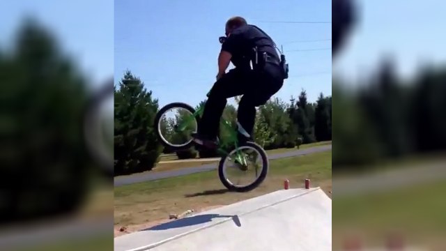 Un policier balance un 360 en BMX