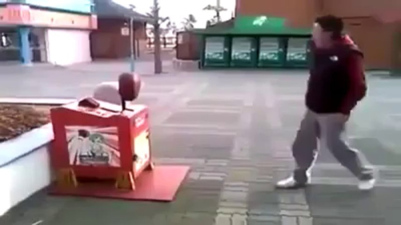 Fail en voulant donner un coup de poing