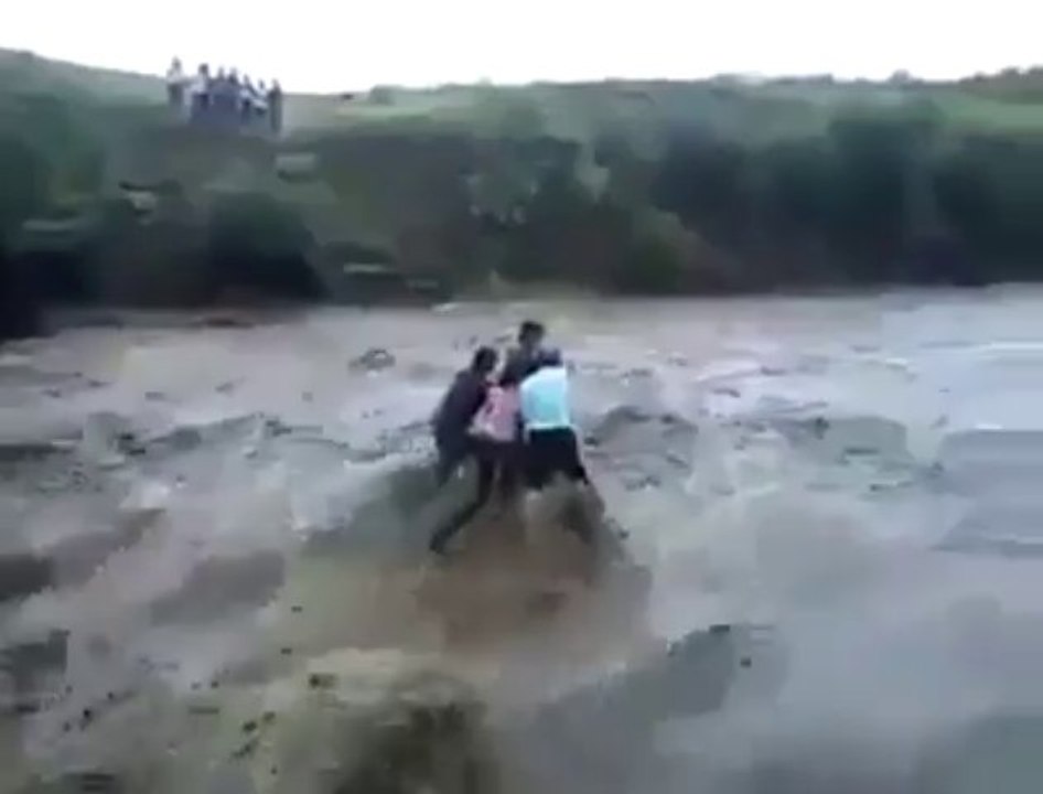 Oups, des gens emportés par les courants d'eau d'une rivière