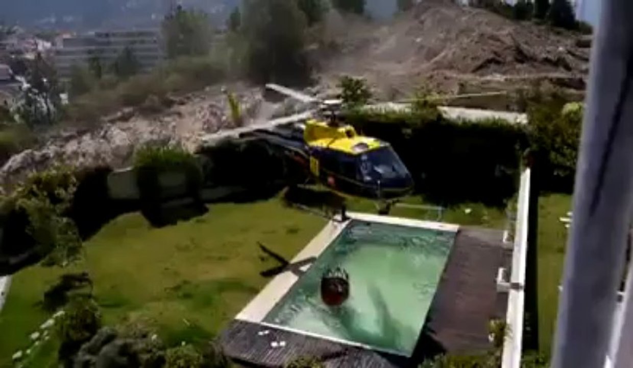 Un hélicoptère vole l'eau d'une piscine