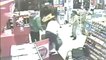 Un voleur débutant se fait capturer par les gérants d'un magasin