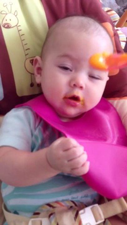 Fleur mange sa purée de carotte