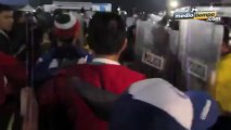 Aficionados mexicanos enfrentan a policías