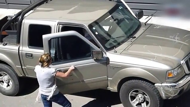 Femme cocue se venge sur la voiture de son mari