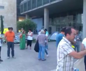 "Κρέμασαν" σχολικό φύλακα έξω από το δημαρχείο Θεσσαλονίκης