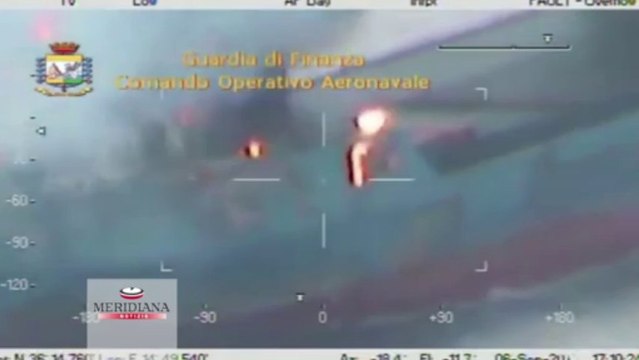 Gdf ferma nave con 30 tonnellate di hashish, equipaggio dà fuoco a carico e si butta in mare