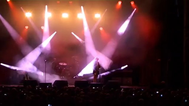 Après une coupure de courant Louis Bertignac fait son concert au mégaphone dans le château de Vincennes