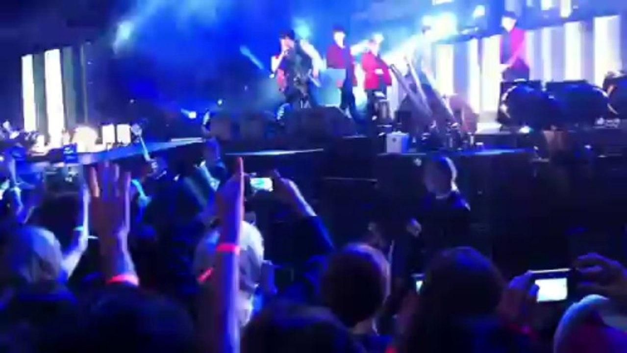 Music Bank in İstanbul Mr. Simple (kısa bir kesit)