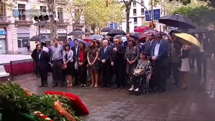 La lluvia desluce la ofrenda floral de la Diada