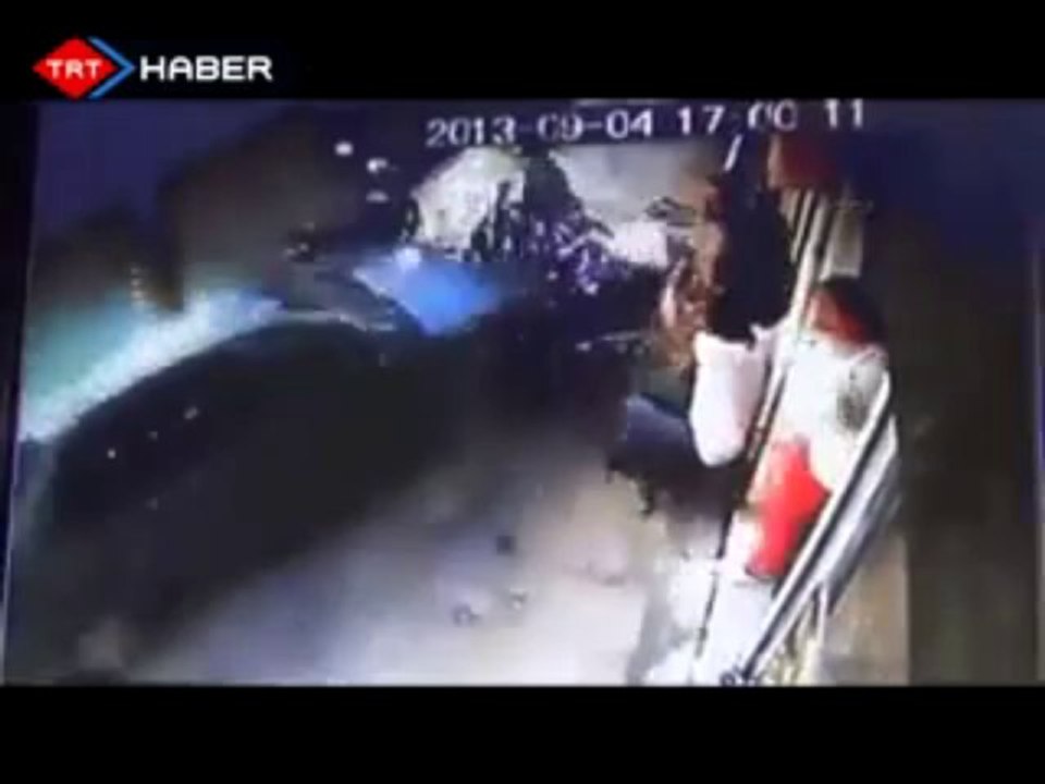 Manisa'da otomobil genç kızı böyle ezdi