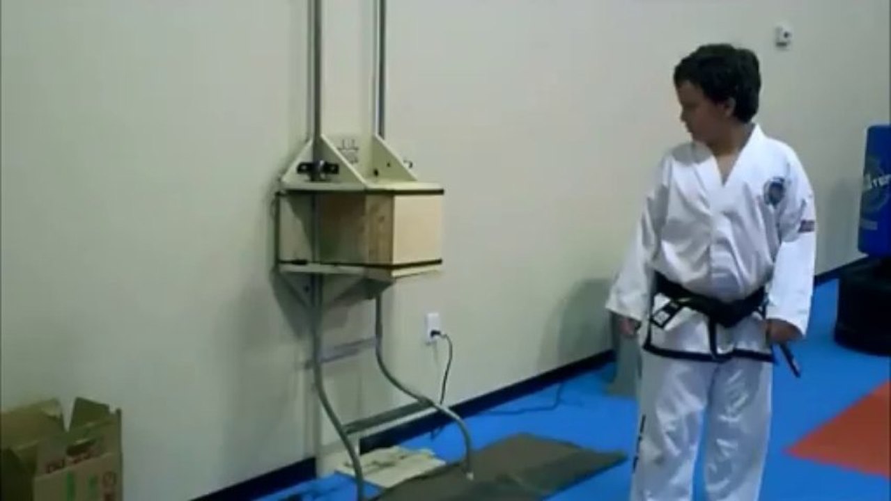 Board breaking - 6 board break side kick - ITF Taekwondo Sidekick Power Breaking