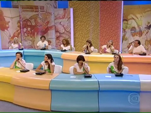 Gloria Pires participa do último dia de doação para o Criança Esperança por telefone