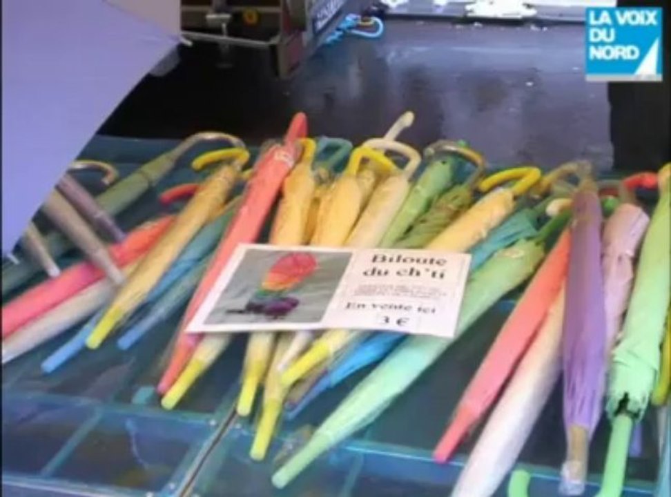 Braderie de Lille 2008 - Dimanche pluvieux à la Braderie : parapluies et biloutes à Wazemmes