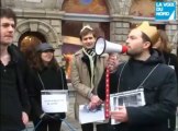 Des profs de fac bradés symboliquement devant la Vieille Bourse de Lille