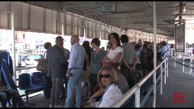Napoli - Bateau mouche per valorizzare le bellezze della città -1- (08-09-13)