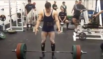 Il se claque le biceps en portant sa barre... Violent!